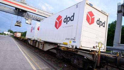 Bild: Jonas Walzberg/dpa
Die zwei ersten DPD-Container stehen auf einem Güterzug im DUSS-Terminal Hamburg Billwerder. Nach der Deutschen Post DHL schickt nun auch Konkurrent DPD einen Teil seiner Pakete über die Schiene quer durch Deutschland.