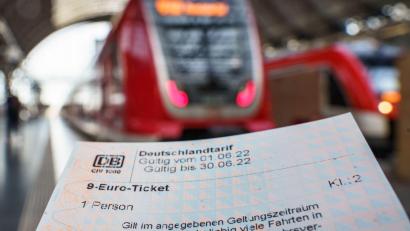 Bild: Frank Rumpenhorst/dpa
Ein frisch erworbenes 9-Euro-Ticket, aufgenommen im Frankfurter Hauptbahnhof.