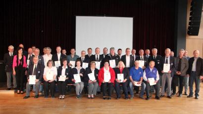 Bild: kro
Landrat Roland Grillmeier zeichnete bei einem Ehrenabend langjährige ehrenamtliche Mitarbeiter des Bayerischen Roten Kreuzes in Vertretung des Bayerischen Innenministers aus. Den Geehrten gratulierten auch die anwesenden Bürgermeister der einzelnen Kommunen.