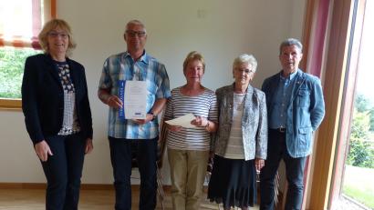 Bild: hme
Zweite Bürgermeisterin Sigrid Ziegler (links) sowie VdK-Kreisvorsitzender Josef Rewitzer (rechts) und Ortsvorsitzende Anni Braun (Zweite von rechts) ehren die treuen Mitglieder Siegfried Gebhardt und Maria Häring.