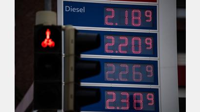 Symbolbild: Melissa Erichsen/dpa/Archivbild
Die Tankstellen erwarten zum 1. Juni lange Schlangen und leere Zapfsäulen.