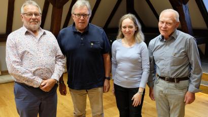 Bild: do
Für 40 Jahre Singen im Männerchor zeichneten Liedertafel-Vorstand Karl Ott (links) und Dirigentin Riita Michelson (Dritte von links) Georg Bayerl (Zweiter von links) aus. Peter Hübl (rechts) wurde zum Ehrenmitglied des Männergesangvereins ernannt.