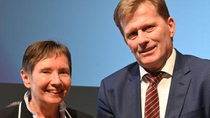 Bild: gf
42 Jahre war Dagmar Kierner als Vorstand des Werkvolks, der größten Wohnungsgenossenschaft der Oberpfalz, tätig und damit verantwortlich für knapp 1100 neue Mietwohnungen in Regensburg und über 150 Miet- und Eigentumswohnungen in Amberg. Hans Maier, Direktor des fast 500 Mitglieder starken Verbands Bayerischer Wohnungsunternehmen, überreichte ihr den Ehrenring des Verbands für herausragende Vierdienste um das genossenschaftliche Wohnungswesen.