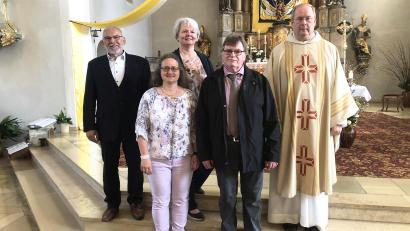 Bild: wro
Dank sagte Pfarrer Markus Nees (rechts) Andrea Gebhard (Dritte von links) und Ewald Oppl (Vierter von links). Dem schlossen sich Pfarrgemeinderatssprecher Josef Stock und Bernadette Oppl (von links) an.
