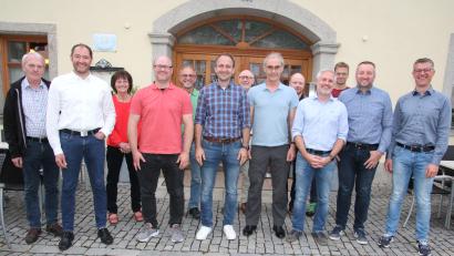 Bild: kro
Das neu gewählte Vorstandsteam des Förderkreises SLZ Silberhütte: Vorne von rechts Manfred Göhl, Andreas Ackermann, Frank Kiener, Alfred Schöberl, Matthias Ziegler, Jürgen Mark und Stefan Schnurrer, dahinter die gewählten Beiräte.