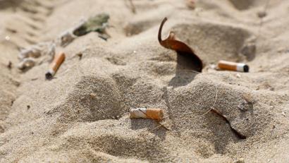 Symbolbild: Clara Margais/dpa
Zigarettenstummel verschmutzen den Strand von Arenal auf der spanischen Urlaubsinsel Mallorca.