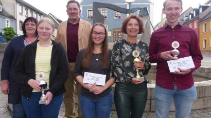 Bild: rn
Die KSV-Vorstände Harald Drobig und Christine Held gratulieren den besten Keglern in der Einzelwertung (von rechts) Philipp Danzer, Marina Riedl, Jana Reifenberger und Rebekka Schultes.