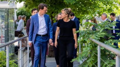 Bild: Rolf Vennenbernd/dpa
NRW-Ministerpräsident Hendrik Wüst (CDU) und Grünen-Spitzenkandidatin Mona Neubaur in Düsseldorf.