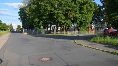 Bild: ak
Im Bereich Goethe- und Ludwig-Thoma-Straße ist 30 km/h vorgeschrieben, doch viele halten sich nicht daran und gefährden auch Kinder auf dem Spielplatz