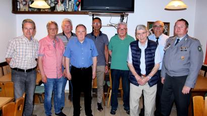 Bild: ds
Die neugewählte Vorstandschaft von links: Georg Marx (Revisor), 2. Vorsitzender Manfred Titze, Beisitzer Felix Fohler, Bezirks-und Kreisvorsitzender Horst Embacher, Bürgermeister Peter Achatzi, Kassier Erich Neumüller, Beisitzer Helmut Bär, 1. Vorsitzender Werner Übelacker und Stabsfeldwebel d.R. Oliver Herbst, Vorsitzender der Reservistenkameradschaft Holnstein.