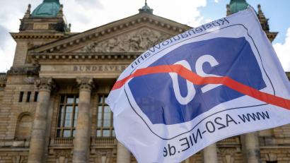 Symbolbild: Hendrik Schmidt/dpa
Der Bund für Umwelt und Naturschutz Deutschland (BUND) und mehrere Landwirte klagen gegen die geplante Autobahn.