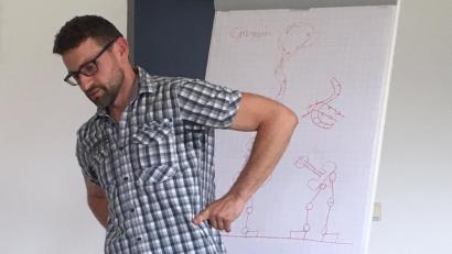 Bild: fvo
Sebastian Müller erklärt beim NEUN2727-Vortrag in Waldthurn, wie Geist und Körper verbunden sind.