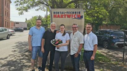 Bild: Dental-Technik Hartwich/exb
Geschäftsführer Andreas Hartwich (von links) und Firmengründer Josef Hartwich freuen sich mit Linda Hutzler über die Auszeichnung, ebenso die Berufsschullehrer Robert Malik und Alfons Koller.