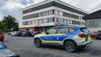 Bild: kaz
Vor zwei Wochen standen viel mehr Polizeiautos vor der Berufsschule Wiesau. Bei der Nachbesprechung des Großeinsatzes am Montag war es nur noch ein Polizeiwagen.