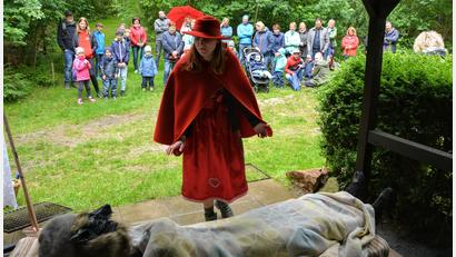 Bild: fdl
Die kleinen und großen Teilnehmer an der Märchenwanderung lauschen beim gespielten Märchen dem Rotkäppchen (Selina Dorner) und dem bösen Wolf (Tobias Gnan).