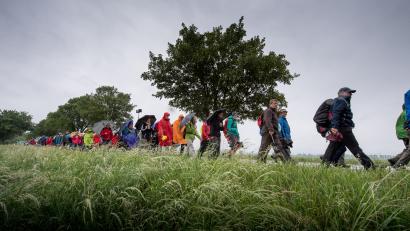 Archivbild: Peter Kneffel
Tausende Pilger nehmen an der größten Fußwallfahrt Deutschlands teil. Sie gehen von Regensburg aus ins 111 Kilometer entfernte Altötting.