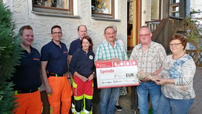 Bild: dir
Je 500 € erhalten die Helfer vor Ort, die First Responder, die Kinderpalliativ Ostbayern und die Kinderkrebshilfe (nicht im Bild), von links: Matthias Elterlein, Thomas Renner, Barbara Christophel, Andreas Aigner, Josef Graf, Josef Elterlein und Ernestine Moosburger