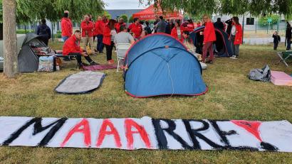 Bild: Laurent Cavenati/BELGA/dpa
Mitglieder der Gewerkschaft „Setca“ („Syndicat des Employés“) bei einer Protestaktion in einem Industriegebiet in Herstal.