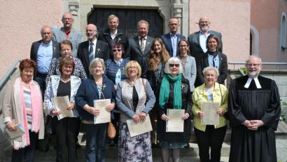 Bild: jr
Diamantene, goldene und silberne Jubelkonfirmation wurde am Sonntag in der Christuskirche in Mitterteich gefeiert. Höhepunkt war ein gemeinsamer Festgottesdienst mit Pfarrer Martin Schlenk (rechts).