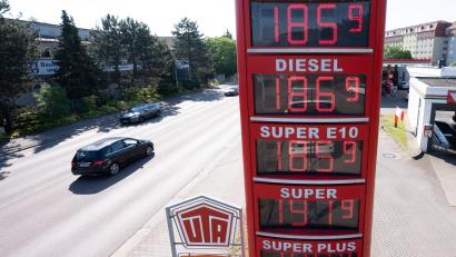 Bild: Sebastian Kahnert
Die Steuerbelastung auf Kraftstoffe sinkt ab Mittwoch bis Ende August um 35,2 Cent pro Liter bei Superbenzin und um 16,7 Cent pro Liter bei Diesel.