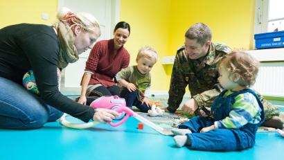 Symbolbild: Philipp Schulze
Tagesmutter Elisa Dornbusch (l-r), die Mutter Franziska und ihr eineinhalb jährige Sohn Sam, der Standortälteste Tim Grünewald und der einjährige Carl spielen am 21.01.2014 in Lüneburg (Niedersachsen) in Räumlichkeiten von _Theos Zwergenstube_ auf dem Gelände der Theodor-Körner-Kaserne. In Lüneburg gibt es eine der bundesweit ersten Kasernen-Kitas, die das umsetzt, was Verteidigungsministerin von der Leyen (CDU) plant _ eine familienfreundlichere Bundeswehr. Foto: Philipp Schulze/dpa (zu lni-KORR.: "Kinder in der Kaserne _ Lüneburg lebt Ursula von der Leyens Plan" vom 30.01.2014) ++ +++ dpa-Bildfunk +++