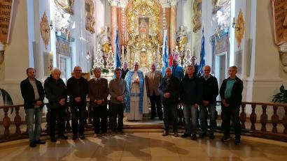 Bild: Koller/exb
Vor dem Altar dankte Präfekt Michael Koller den MMC-Funktionsträgern, anwesenden Sodalen und Bannerträgern für Ihr Kommen und Pater Seraphin (Mitte) mit dem Friedenslicht für die würdevolle Gestaltung der Andacht.
