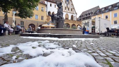 Bild: Stephan Huber
Aus dem Hochzeitsbrunnen am Amberger Marktplatz quollen am Mittwochvormittag Schaumwolken.