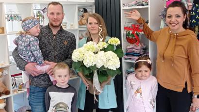 Bild: fpoz
Strahlende Gesichter bei der Eröffnung: Im Bild von links Holger und Marina Kappauf mit den Kindern Melina und Elias sowie Bürgermeisterin Margit Bayer mit Tochter Emma.