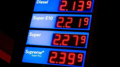 Bild: Hauke-Christian Dittrich/dpa
Die Steuerbelastung auf Kraftstoffe sinkt ab Mittwoch bis Ende August um 35,2 Cent pro Liter bei Superbenzin und um 16,7 Cent pro Liter bei Diesel.