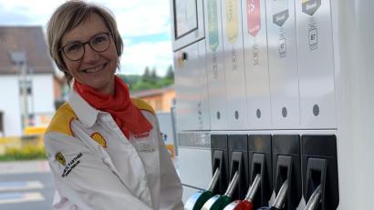 Bild: roa
Tankstellenpächterin Claudia Wild aus Amberg kennt die zahlreichen Diskussionen um die Spritpreise. Sie stellt klar: Nicht die Pächter würden die Preise festlegen, sondern die Konzerne. "Mir ist es auch lieber, wenn der Sprit billiger ist, dann sind die Kunden zufriedener."