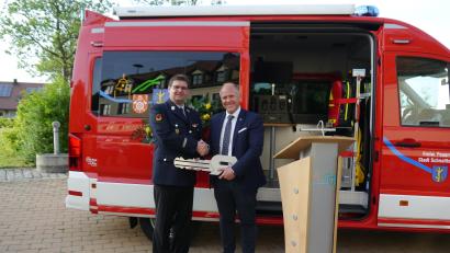 Bild: wfw
Bürgermeister Marcus Eichenmüller (rechts) übergab symbolisch die Fahrzeugschlüssel an Kommandant Michael Werner.