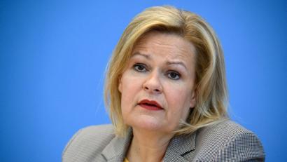 Bild: Bernd von Jutrczenka/dpa
Hält die Erfassung von IP-Adressen für die Verfolgung von Kindesmissbrauch im Netz für geboten: Innenministerin Nancy Faeser (SPD).