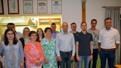 Bild: fdl
Der Vorstand des BBV-Ortsverbands Ehenfeld mit Ortsbäuerin Brigitte Gnan (Sechste von links), Kreisobmann Peter Beer (Siebter von links), Ortssprecher Matthias Dotzler (Fünfter von links) und Bürgermeister Hermann Falk (rechts).