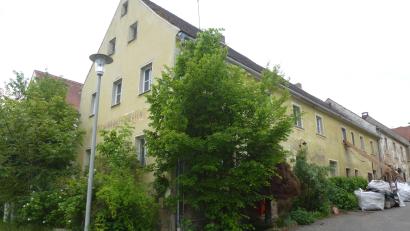 Bild: bk
Thansüß hatte früher drei Wirtshäuser, jetzt bekommt der Ort wieder eins. Im 1839 erbauten Gasthof "Zum schwarzen Bären" wollen David und Katrin Götz eine Zoiglstube einrichten.