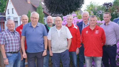 Bild: fvo
Zum 75. Geburtstag von Franz Kick (Dritter von links) gratulieren viele Freunde, Nachbarn und Vereine sowie Schiedsrichterobmann Willibald Hirsch (links) aus Floß und sein Weidener Stellvertreter und Neubayernliga-Schiri Andreas Stolorz (rechts) von der Schiedsrichtergemeinschaft Weiden.