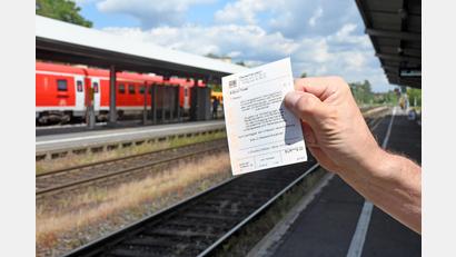 Bild: Gabi Schönberger
Die Bahnfahrer in Weiden freuen sich über das 9-Euro-Ticket – auch wenn es nicht zum großen Ansturm kam.