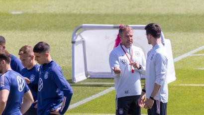 Bild: Daniel Karmann/dpa
Trainer Hansi Flick (M) steht mit seinem Assistenten Danny Röhl (r) beim Training auf dem Platz.