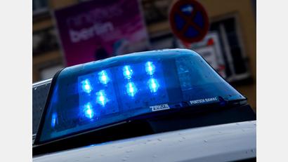 Bild: Monika Skolimowska/dpa-Zentralbild/dpa/Symbolbild
Ein Blaulicht leuchtet auf dem Dach eines Streifenwagens der Polizei.