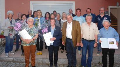 Bild: hai
Sie sind der ganze Stolz des Vereins. Für 50 Jahre Mitgliedschaft, darunter fünf Gründungsmitglieder, und 25 Jahre Zugehörigkeit zeichneten Vorsitzender Norbert Veigl, Zweiter Bürgermeister Rudi Heier (Vierter und Dritter von rechts) sowie Kreisvorsitzender Günter Dörfler (Siebter von rechts) zahlreiche Mitglieder aus. Heimatforscher Werner Veigl (rechts) hat anlässlich des 50-jährigen Bestehens eine Chronik des Gartenbauvereins verfasst.