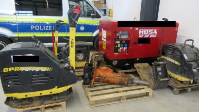 Bild: GPI Waidhaus
Wegen dieser gestohlenen Baumaschinen müssen sich fünf Serben mit der Polizei auseinandersetzen.