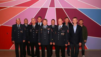 Bild: egl
Der neu gewählte Vorstand der Feuerwehr Ursensollen, an der Spitze stehen Markus Dehling (Vierter von rechts) als Vorsitzender und Alexander Graf (Fünfter von links) als sein Stellvertreter.