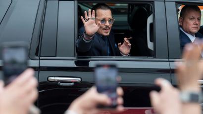 Bild: Craig Hudson/AP/dpa
In seiner Zivilklage hält Johnny Depp seiner Ex-Frau vor, in einem 2018 von der „Washington Post“ veröffentlichten Kommentar zum Thema häusliche Gewalt falsche Aussagen gemacht zu haben.