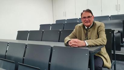 Bild: Lowak
Der ehemalige Mathe- und Physiklehrer Wolfgang Christ nimmt im neuen Physiksaal des generalsanierten Gymnasiums Neustadt/WN Platz. 39 Jahre unterrichtete an der Schule.