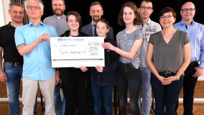 Bild: Peter Ringeisen
Zur Übergabe der Spende von 700 Euro an die Amberger Tafel versammelten sich (von links, vordere Reihe) Tafel-Vorsitzender Bernhard Saurenbach, Rose Reinprecht (G9a), Hanna Müllner (G5a), Carolin Ruppert (G9a), Studiendirektorin Daniela Pröls; (hintere Reihe) Oberstudienrat Thomas Pöller, Schulgeistlicher Reinald Bogensperger, Schulleiter Hans Kistler, Elternbeiratsvorsitzender Michael Luig und Kassier Daniel Jacob.