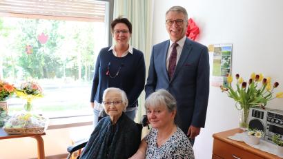 Bild: Stadt Tirschenreuth/exb
Die Jubilarin Rita Laab (sitzend, links) mit ihrer Tochter Rosita Schmid (vorne, rechts) sowie Pflegedienstleiterin Simone Maurer (links) und Bürgermeister Franz Stahl.