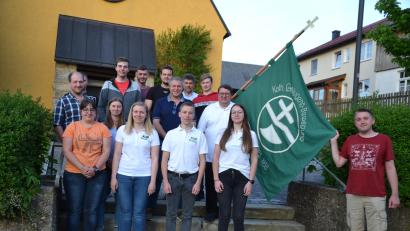 Bild: gi
Dieses Team führt die Katholische Landjugendbewegung Tröbes in den nächsten zwei Jahre. An der Spitze steht Vorsitzender Jonas Rom (vorne, Dritter von links). Pfarrer Udo Klösel (zweite Reihe, rechts), Bürgermeister Helmut Meindl und Kirchenpfleger Bernhard Rom (Vierter und Dritter von rechts) sagen ihre Unterstützung zu.