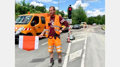 Bild: Gabi Schönberger
Geduld brauchen Verkehrsteilnehmer in der Dr.-Kilian-Straße. Hier wird die Asphaltdecke erneuert.