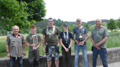 Bild: pop
Fischereivereinsvorsitzender Josef Deml (rechts) und sein Stellvertreter Richard Sander (links) mit den erfolgreichen Fischern Maximilian Dobler, Sebastian Palleta, Jonah Briody und Anton Rauch (ab Zweiter von links).