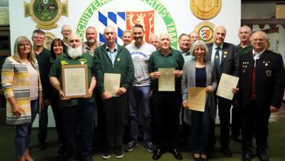Bild: mor
Dritte Bürgermeisterin Anita Heßler (von links) gratuliert den verdienten Hubertusschützen Roland Rupprecht, Andrea Rupprecht, Michael Hiller, Walter Stelzer, Michael Zeitzer, Christian Pöllath, Christian Wenzl, Thomas Ernstberger, Manfred Franzl, Gerhard Pietruska, Rudolf Schneider, Margot Schneider und Giselher Glatz.