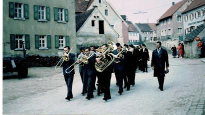 Archivbild: Posaunenchor Königstein/exb
Jahrzehntelang begleiteten die Bläser den Zug der Konfirmanden vom Pfarrhaus bis zur Kirche musikalisch. Auf diesem Bild aus dem Jahr 1963 ist rechts der Chorleiter Heinrich Rosner zu sehen.